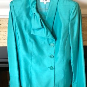 Ladies brand new Le Suit suit for spring.